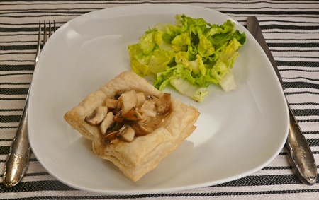 vegane Vorspeise: Blätterteigkörbchen mit Pilzen in sahniger Soße