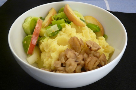 Schüssel mit veganem Kartoffelstampf, Apfel-Lauch-Gemüse und Maronen