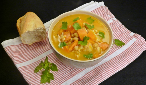 Veganer Eintopf mit Hokkaidokürbis, Perlgraupen, Kichererbsen und Knollensellerie