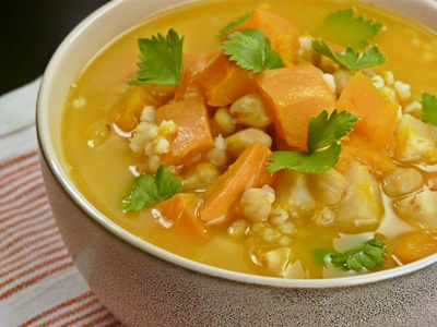 Veganer Eintopf mit Hokkaido-Kürbis, Graupen, Kichererbsen und Knollensellerie