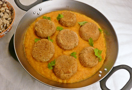 Vegane Köfte aus Süßkartoffeln und Kartoffeln mit Karotten-Kokos-Soße