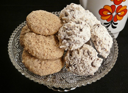 Vegane Schoko-Kokos-Makronen und Zimt-Haselnussmakronen auf Basis von Aquafaba, dem Kochwasser von Kichererbsen