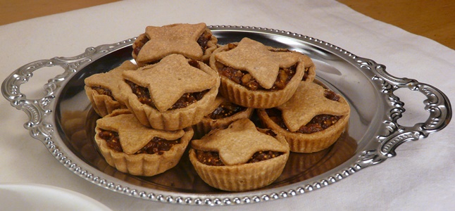 Süße, vegane Mince Pies mit einer Füllung aus Apfel, getrockneten Feigen, Walnüssen und Gewürzen