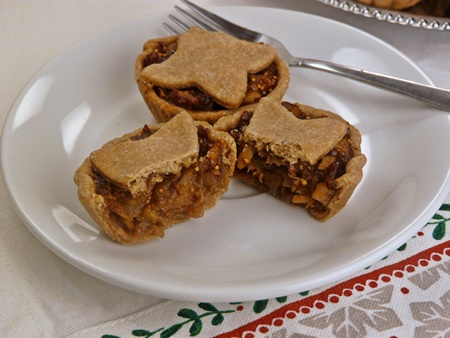 Süße, vegane Mince Pies mit einer Füllung aus Apfel, getrockneten Feigen und Walnüssen