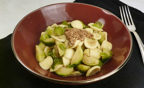 Orecchiette-Nudeln mit Rosenkohl in sahniger, veganer Soße mit Haselnussbröseln