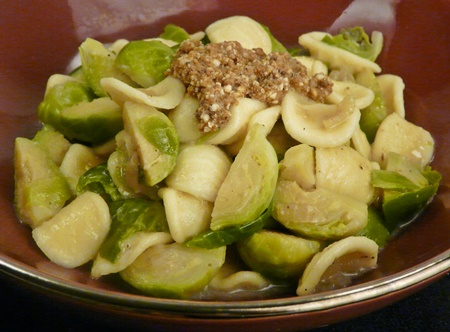 Orecchiette-Nudeln mit Rosenkohl in cremiger, veganer Soße mit Haselnussbröseln