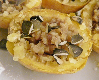 Backkartoffeln mit Kürbiskernöl und Kürbiskernen