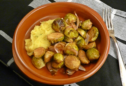 Im Ofen gerösteter Balsamico-Rosenkohl mit Thymian-Polenta