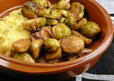 Gerösteter Balsamico-Rosenkohl mit Thymian-Polenta