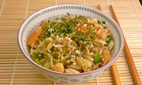 Veganer, gebratener Reis mit Gemüse, Sesam und Nori