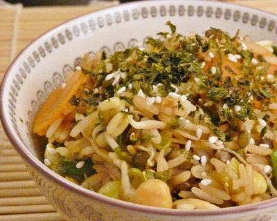 Veganer, gebratener Reis mit Gemüse, Sesam und Noriflocken