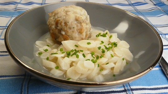 vegane Brezenknödel mit feinem Ragout aus Schwarzwurzeln