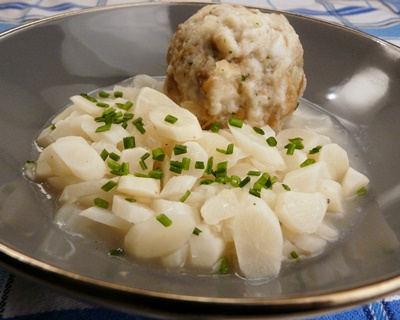 vegane Brezenknödel mit feinem Schwarzwurzelragout