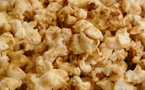 Veganes Chai-Popcorn ohne raffinierten Zucker