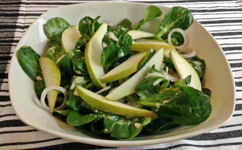 Feldsalat mit Birne und veganem Dressing mit frischem Meerrettich