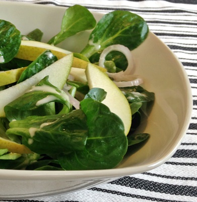 Feldsalat mit Birne und veganem Meerrettichdressing