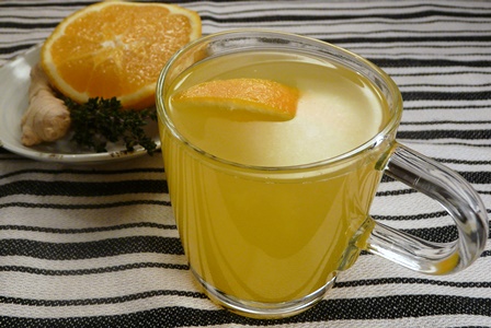 Tee zur Vorbeugung gegen Erkältung mit Thymian, Ingwer und Orange