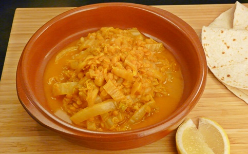 Einfaches, veganes Curry mit Chinakohl und roten Linsen