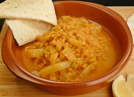 Veganes, einfaches Curry mit Chinakohl und roten Linsen