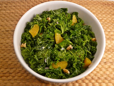 Veganer Grünkohlsalat mit Orangenfilets, Walnusskernen und einem Dressing mit körnigem Senf