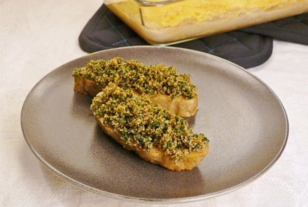 vegane Steaks aus Seitan mit einer gebackenen Haube aus Vollkorn-Semmelbröseln und glatter Petersilie