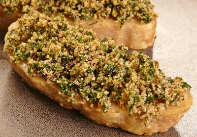 vegane Steaks aus Seitan mit einer gebackenen Haube aus Semmelbröseln und glatter Petersilie