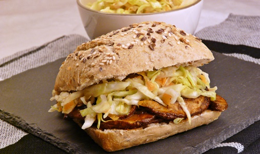 Würzig und vegan gefüllte Brötchen mit rauchigen Pilzen und Krautsalat mit Meerrettich