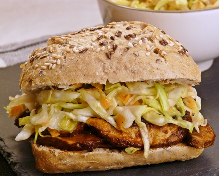 Vegan gefüllte Brötchen mit rauchigen Pilzen und Krautsalat mit Meerrettich