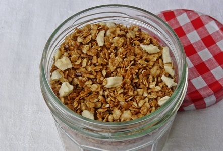Veganes Granola mit Leinsamen, Hanfsamen, getrocknetem Apfel und Rapsöl