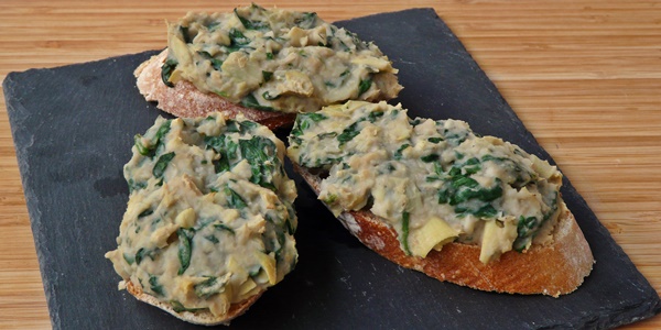 Vegane Crostini mit Creme aus weißen Bohnen, Artischocken und Spinat
