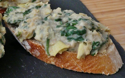 Vegane Crostini mit Artischocken und Spinat