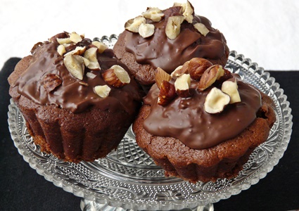 Vegane Muffins mit Nougat, Haselnüssen und dunkler Schokolade