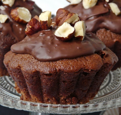 Vegane Muffins mit Nougat, Haselnüssen und dunkler Schokoladenglasur