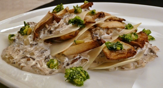 Vegane, offene Lasagne mit cremiger Champignon-Soße, Kräuterseitlingen und Bärlauch-Pesto