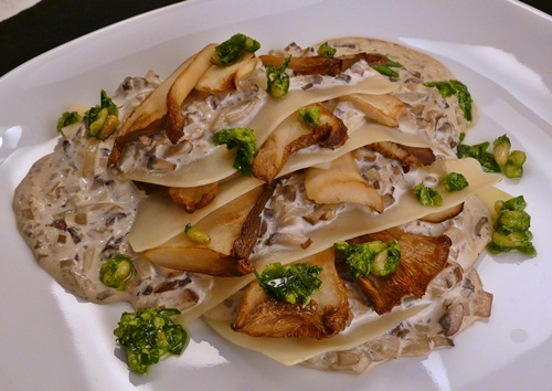 Vegane, offene Lasagne mit cremiger Champignon-Soße, Kräuterseitlingen und Bärlauch-Paste