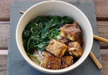 Kichererbsentofu, Sesamsoße, Spinat mit Ingwer und Knoblauch, Somen
