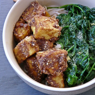 Kichererbsentofu, Sesamsoße, Spinat mit Ingwer und Knoblauch, Nudeln