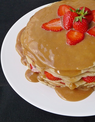 Vegane Pfannkuchentorte mit Erdbeeren und Dulce de leche