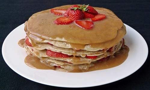 Vegane Pfannkuchentorte mit Erdbeeren und Karamellcreme