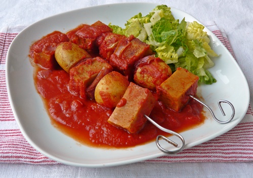Vegan und deftig: Schaschlik mit Kartoffeln, selbstgemachtem Seitan und roten Zwiebeln in würziger Tomatensoße