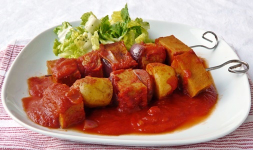Veganes Schaschlik mit Kartoffeln, selbstgemachtem Seitan und roten Zwiebeln in würziger Tomatensoße