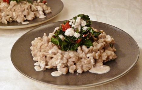Vegane Buchweizenspätzle mit cremiger Walnusssoße und rotem Mangold