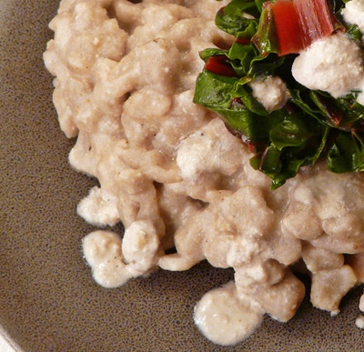 Vegane Buchweizenspätzle mit cremiger Walnusssoße und Mangold