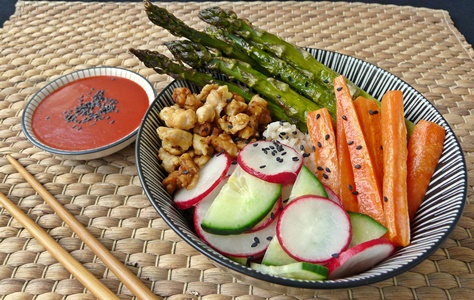 Bibimbap vegan: Reisschüssel mit grünem Spargel, Karotten, Gurken, Radieschen und Tempeh
