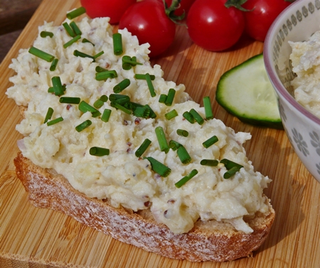Vegane Brotzeit: Kartoffelkäse / Erdäpfelkäse