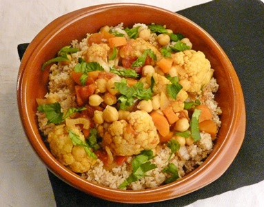 COuscous mit Möhren, Kichererbsen und Blumenkohl in Tomatensoße mit Harissa und Ras el-Hanout