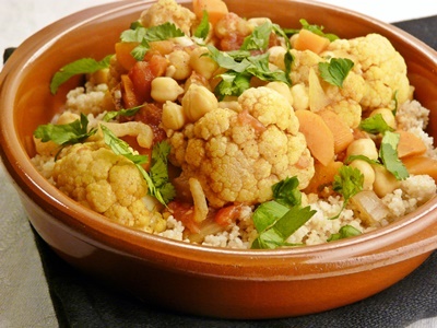 COuscous mit Möhren, Kichererbsen und Blumenkohl in würziger Tomatensoße mit Harissa und Ras el-Hanout