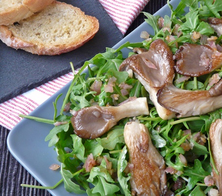 Rucola-Salat mit Austernseitlingen, Schalotten und schnellem Knoblauchbrot