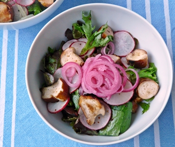 Veganer Brezel-Salat mit Radieschen, Senf-Dressing und marinierten roten Zwiebeln