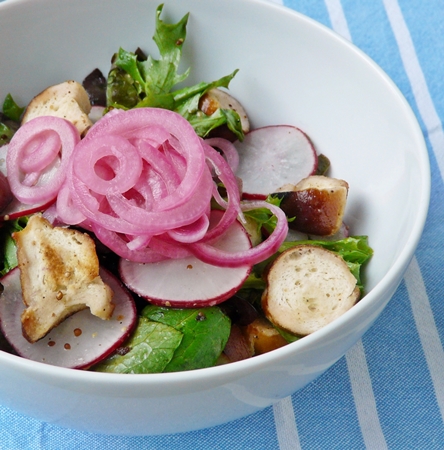 Veganer Brezelsalat mit Radieschen, Senf-Dressing und marinierten roten Zwiebeln